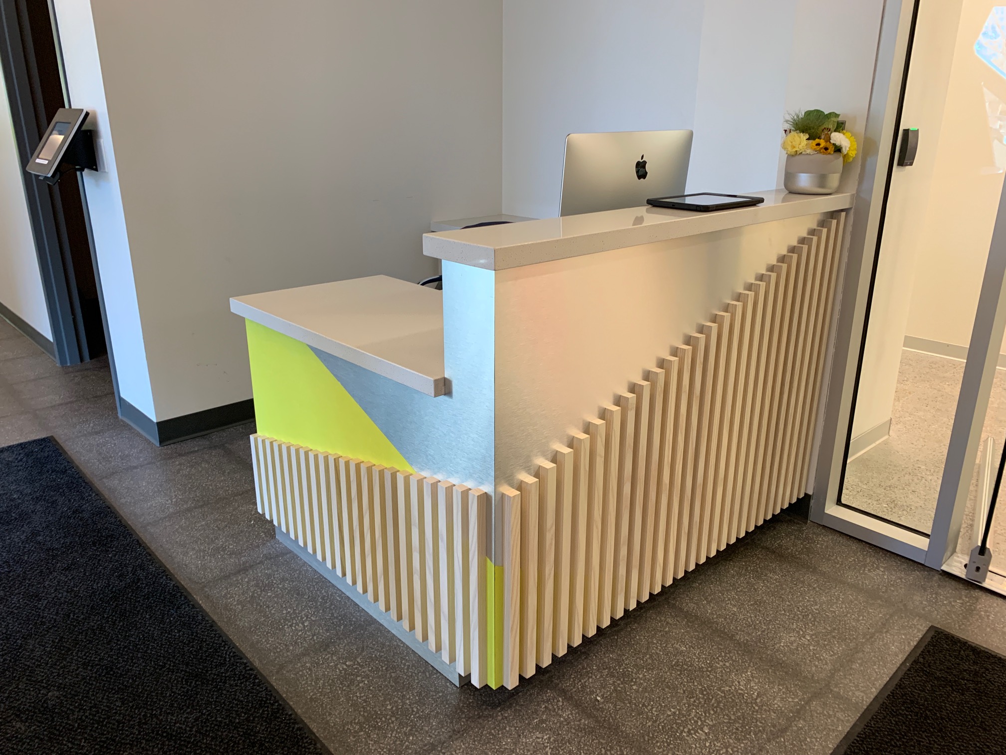 Sawtooth Concepts Receptionist Desk